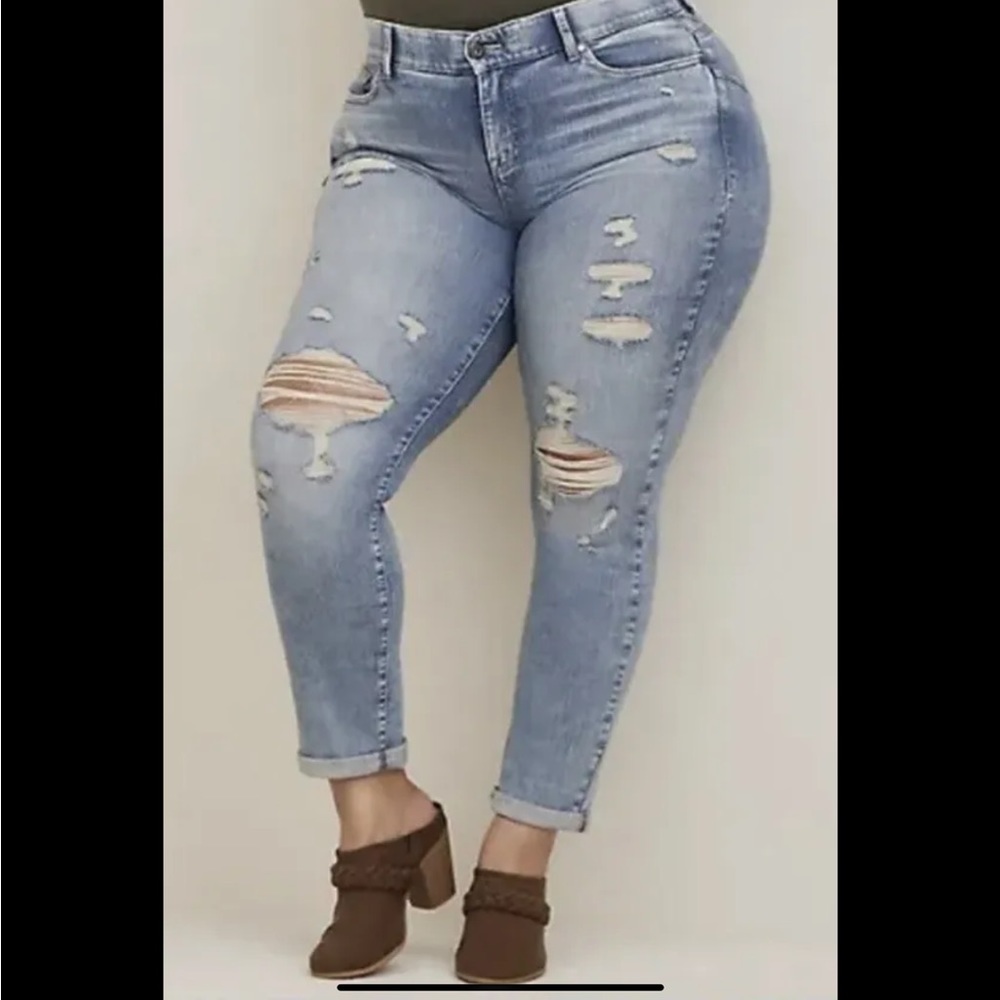 NWT Torrid size 22, Bombshell Straight Premium High Rise Distressed Jeans plus
